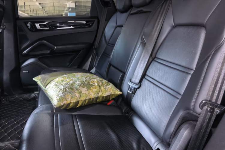 Used Porsche Cayenne E-Hybrid 2019 Cayenne E-Hybrid 2.0T Left Rear Seat
