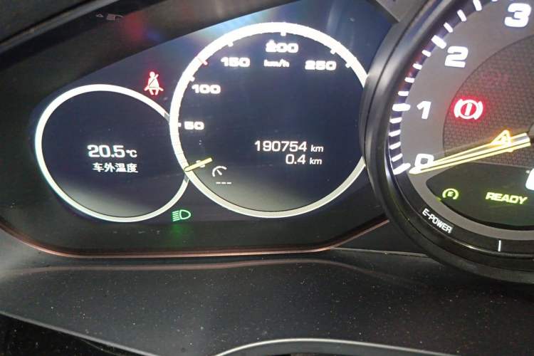 Used Porsche Cayenne E-Hybrid 2019 Cayenne E-Hybrid 2.0T Odometer Close Up