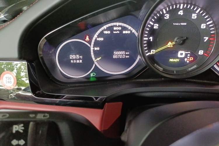 Used Porsche Cayenne E-Hybrid 2019 Cayenne E-Hybrid 2.0T Odometer Close Up