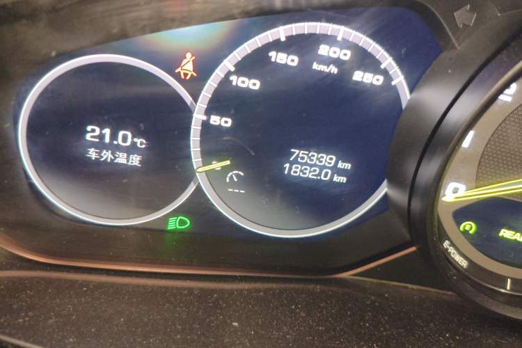 Used Porsche Cayenne E-Hybrid 2019 Cayenne E-Hybrid 2.0T Odometer Close Up