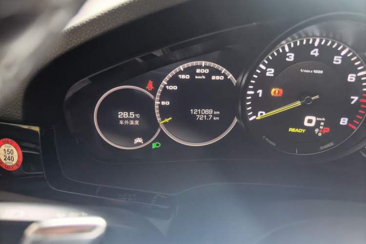 Used Porsche Cayenne E-Hybrid 2019 Cayenne E-Hybrid 2.0T Odometer Close Up
