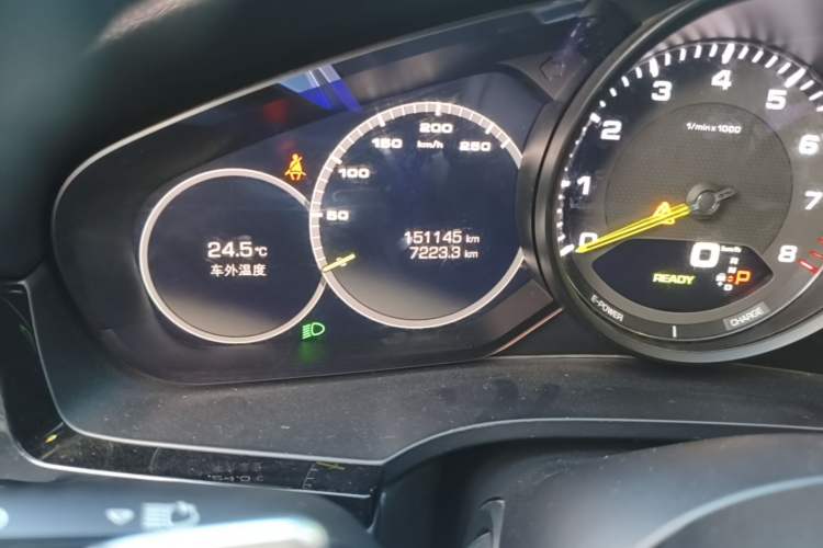 Used Porsche Cayenne E-Hybrid 2019 Cayenne E-Hybrid 2.0T Odometer Close Up