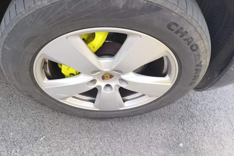 Used Porsche Cayenne E-Hybrid 2019 Cayenne E-Hybrid 2.0T Right Front Wheel Hub