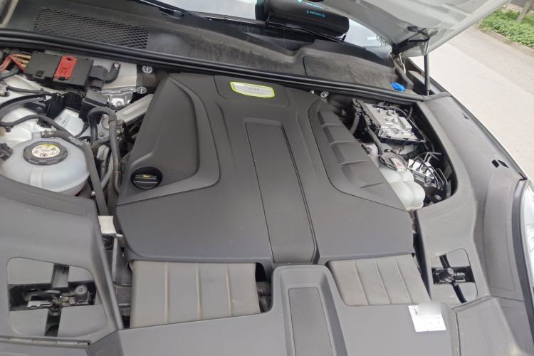Used Porsche Cayenne E-Hybrid 2019 Cayenne E-Hybrid 2.0T Engine Bay