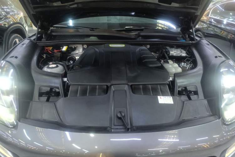 Used Porsche Cayenne E-Hybrid 2019 Cayenne E-Hybrid 2.0T Engine Bay