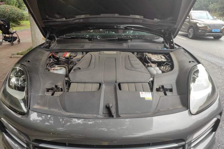Used Porsche Cayenne E-Hybrid 2019 Cayenne E-Hybrid 2.0T Engine Bay
