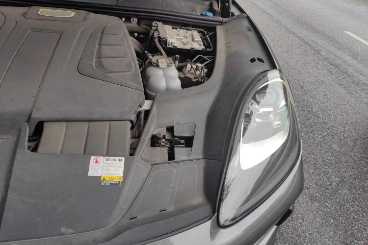 Used Porsche Cayenne E-Hybrid 2019 Cayenne E-Hybrid 2.0T Engine Bay Left