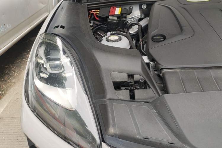 Used Porsche Cayenne E-Hybrid 2019 Cayenne E-Hybrid 2.0T Engine Bay Right