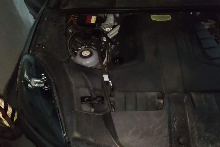 Used Porsche Cayenne E-Hybrid 2019 Cayenne E-Hybrid 2.0T Engine Bay Right