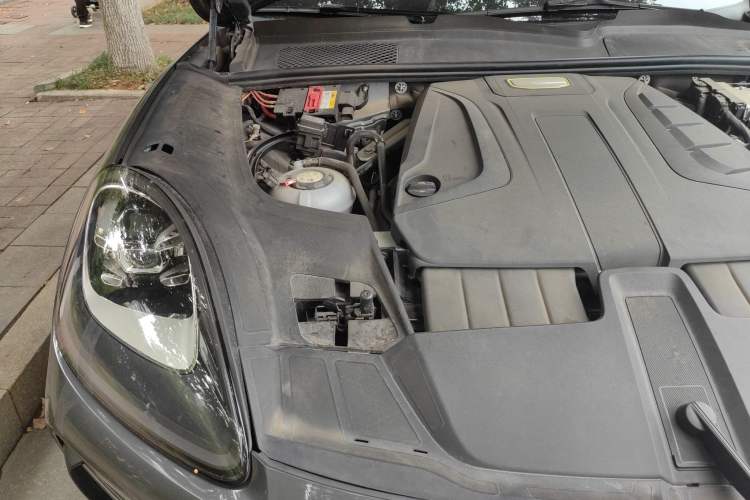 Used Porsche Cayenne E-Hybrid 2019 Cayenne E-Hybrid 2.0T Engine Bay Right