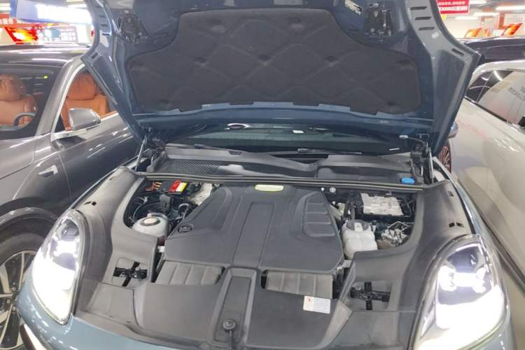 Used Porsche Cayenne E-Hybrid 2019 Cayenne E-Hybrid 2.0T Engine Bay