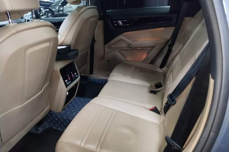 Used Porsche Cayenne E-Hybrid 2019 Cayenne E-Hybrid 2.0T Left Rear Seat