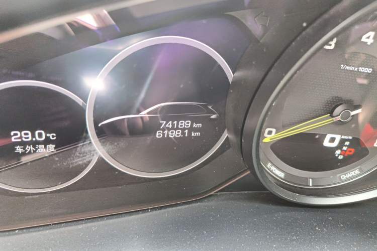 Used Porsche Cayenne E-Hybrid 2019 Cayenne E-Hybrid 2.0T Odometer Close Up