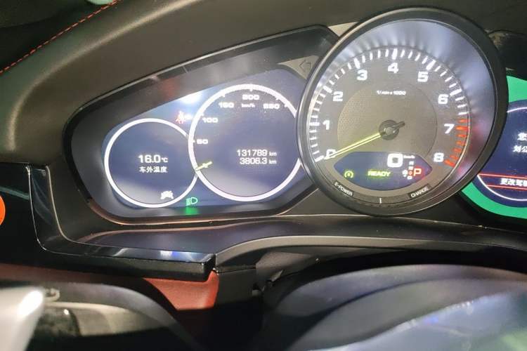 Used Porsche Cayenne E-Hybrid 2019 Cayenne E-Hybrid 2.0T Odometer Close Up