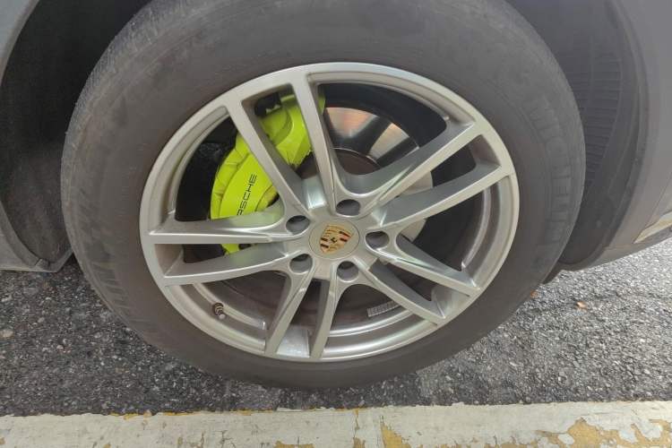 Used Porsche Cayenne E-Hybrid 2019 Cayenne E-Hybrid 2.0T Right Front Wheel Hub