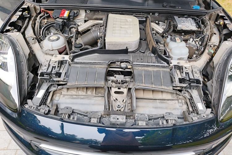 Used Porsche Cayenne E-Hybrid 2019 Cayenne E-Hybrid 2.0T Engine Bay