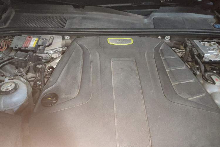 Used Porsche Cayenne E-Hybrid 2019 Cayenne E-Hybrid 2.0T Engine Bay