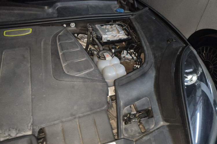 Used Porsche Cayenne E-Hybrid 2019 Cayenne E-Hybrid 2.0T Engine Bay Left