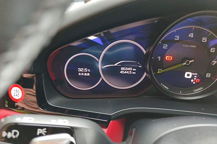 Used Porsche Cayenne E-Hybrid 2019 Cayenne E-Hybrid 2.0T Odometer Close Up