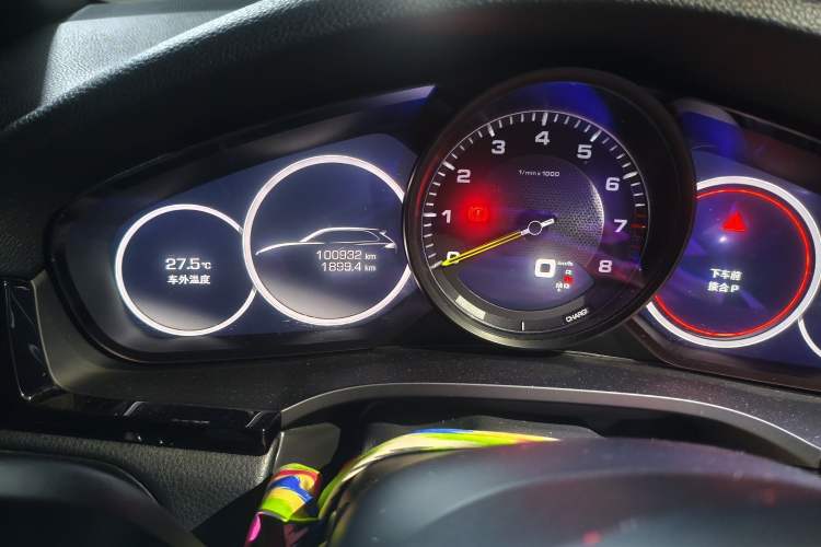 Used Porsche Cayenne E-Hybrid 2019 Cayenne E-Hybrid 2.0T Odometer Close Up