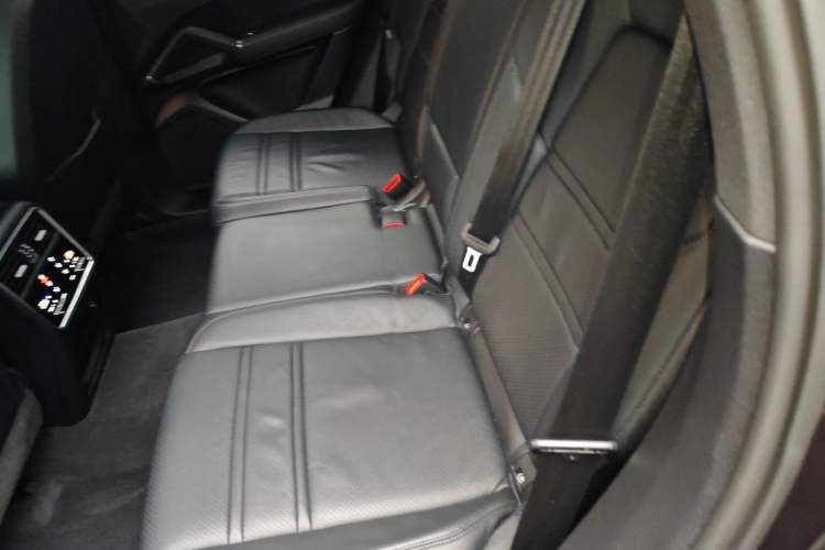Used Porsche Cayenne E-Hybrid 2019 Cayenne E-Hybrid 2.0T Interior 4