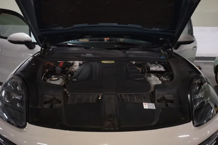 Used Porsche Cayenne E-Hybrid 2019 Cayenne E-Hybrid 2.0T Engine Bay