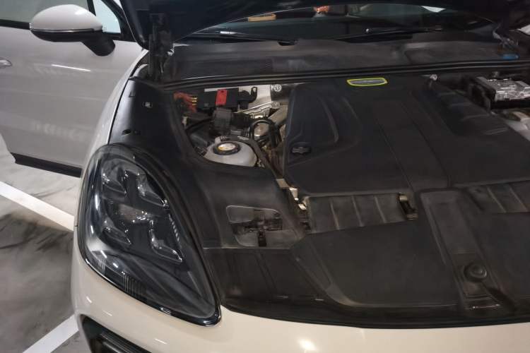 Used Porsche Cayenne E-Hybrid 2019 Cayenne E-Hybrid 2.0T Engine Bay Right