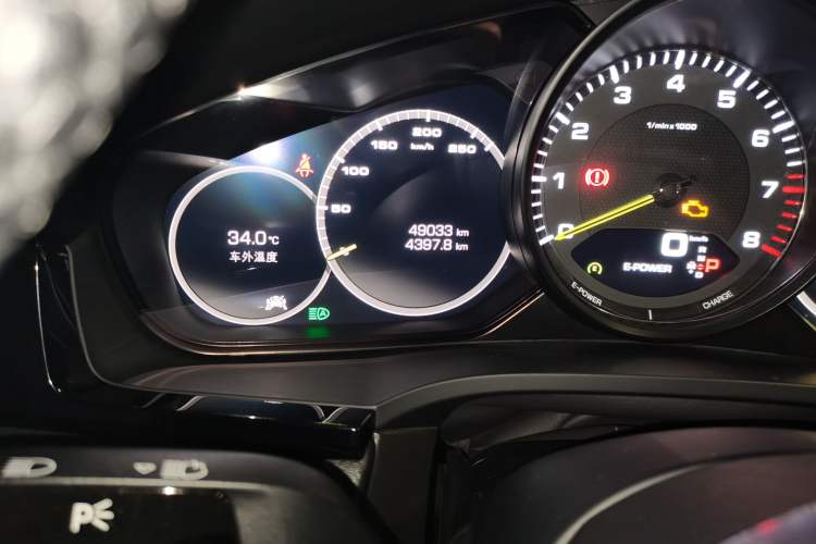 Used Porsche Cayenne E-Hybrid 2019 Cayenne E-Hybrid 2.0T Odometer Close Up