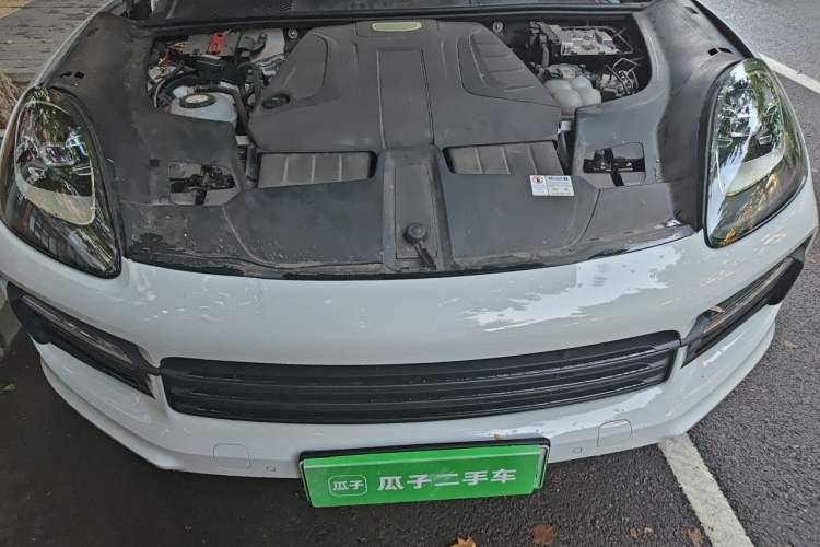 Used Porsche Cayenne E-Hybrid 2019 Cayenne E-Hybrid 2.0T Engine Bay