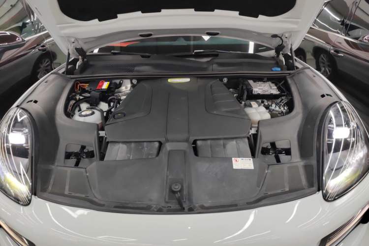 Used Porsche Cayenne E-Hybrid 2019 Cayenne E-Hybrid 2.0T Engine Bay