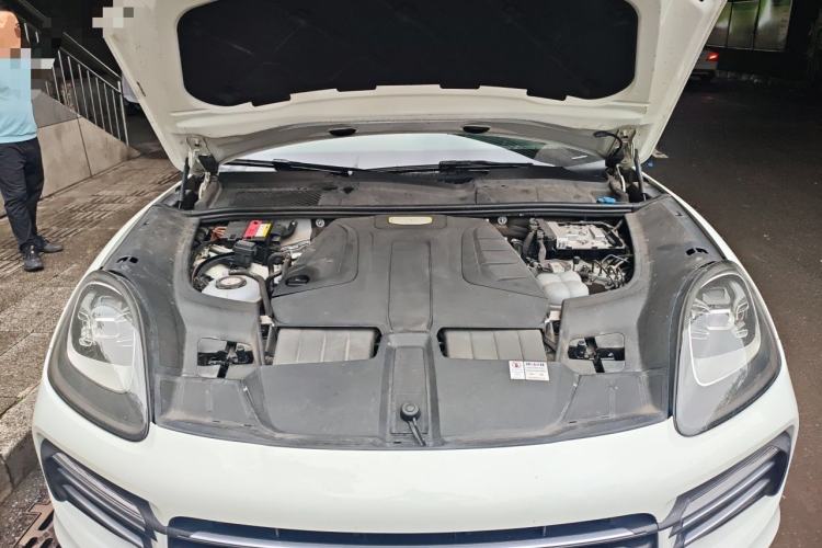 Used Porsche Cayenne E-Hybrid 2019 Cayenne E-Hybrid 2.0T Engine Bay