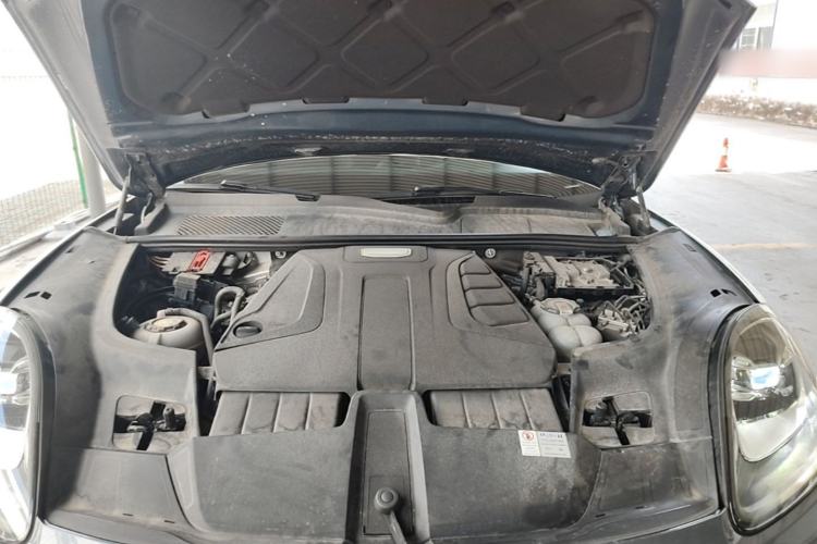 Used Porsche Cayenne E-Hybrid 2019 Cayenne E-Hybrid 2.0T Engine Bay