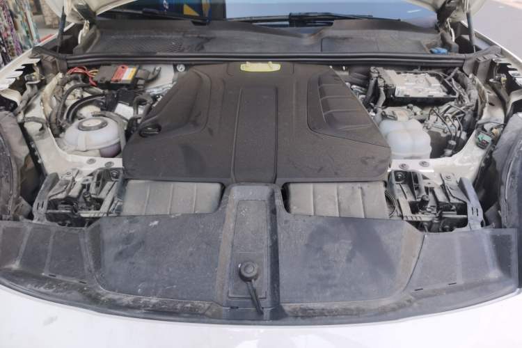 Used Porsche Cayenne E-Hybrid 2019 Cayenne E-Hybrid 2.0T Engine Bay