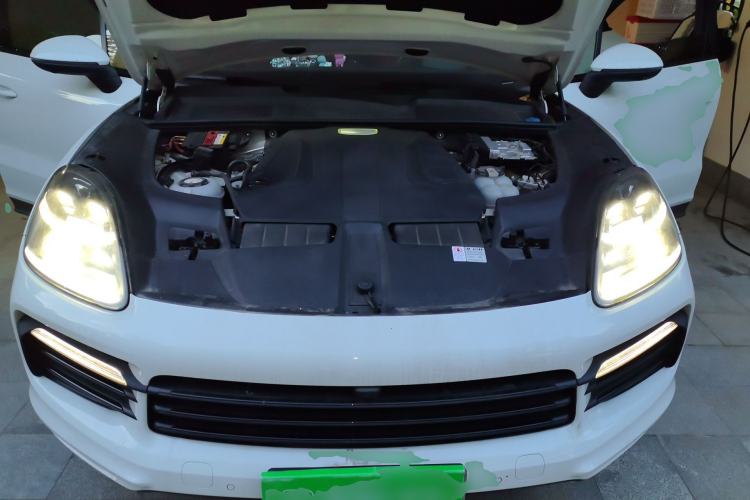 Used Porsche Cayenne E-Hybrid 2019 Cayenne E-Hybrid 2.0T Engine Bay