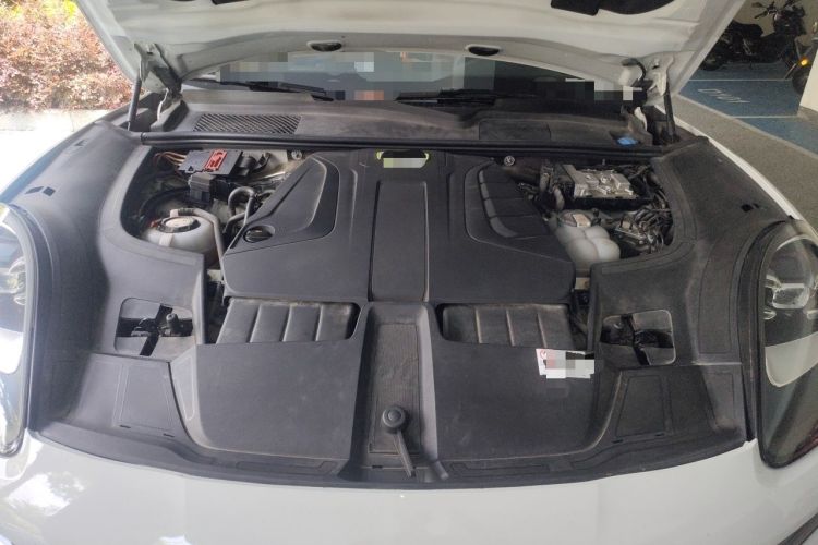 Used Porsche Cayenne E-Hybrid 2019 Cayenne E-Hybrid 2.0T Engine Bay