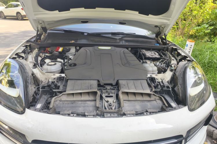 Used Porsche Cayenne E-Hybrid 2019 Cayenne E-Hybrid 2.0T Engine Bay