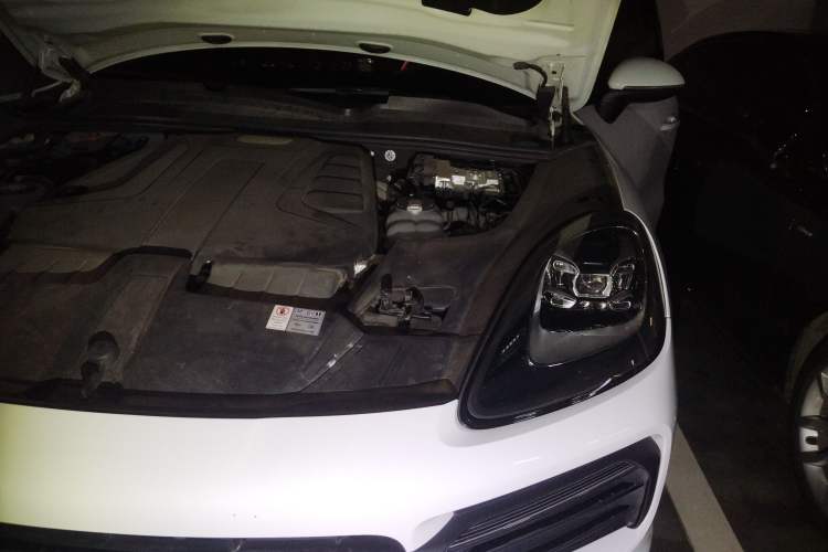 Used Porsche Cayenne E-Hybrid 2019 Cayenne E-Hybrid 2.0T Engine Bay Left