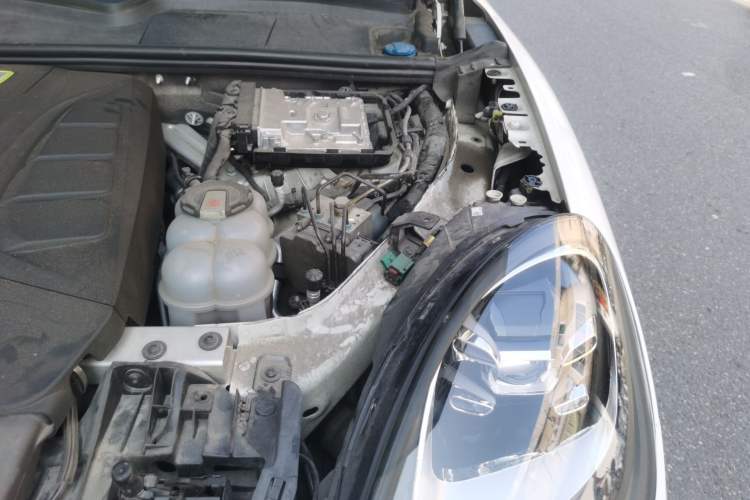 Used Porsche Cayenne E-Hybrid 2019 Cayenne E-Hybrid 2.0T Engine Bay Left