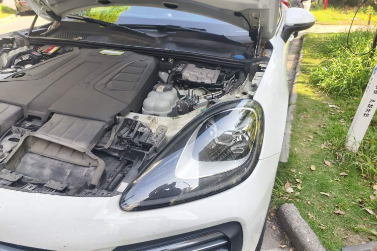 Used Porsche Cayenne E-Hybrid 2019 Cayenne E-Hybrid 2.0T Engine Bay Left