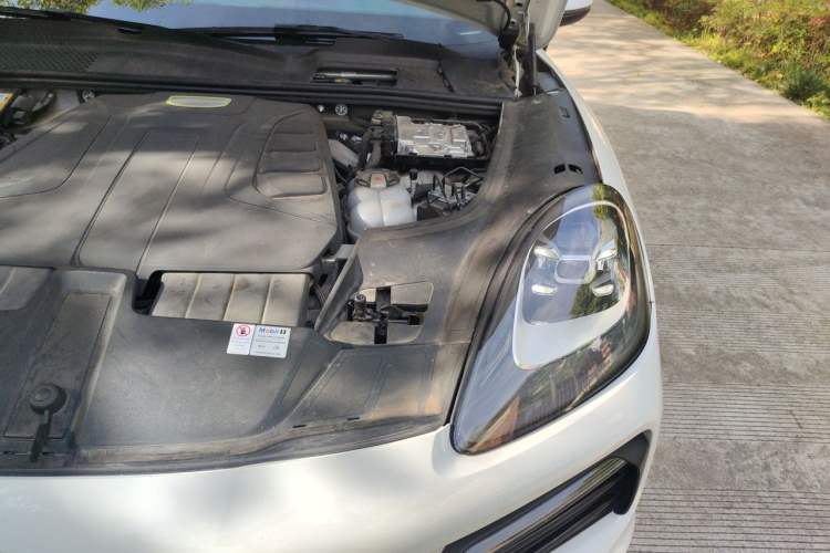 Used Porsche Cayenne E-Hybrid 2019 Cayenne E-Hybrid 2.0T Engine Bay Left