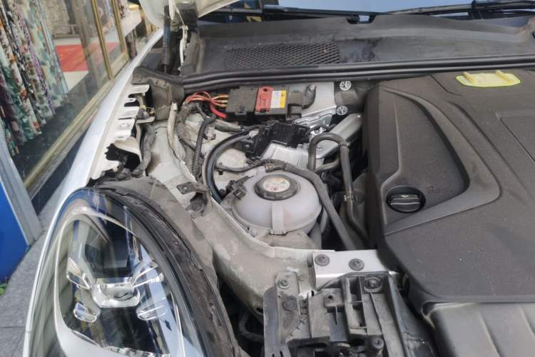 Used Porsche Cayenne E-Hybrid 2019 Cayenne E-Hybrid 2.0T Engine Bay Right