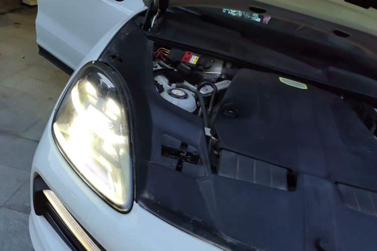 Used Porsche Cayenne E-Hybrid 2019 Cayenne E-Hybrid 2.0T Engine Bay Right