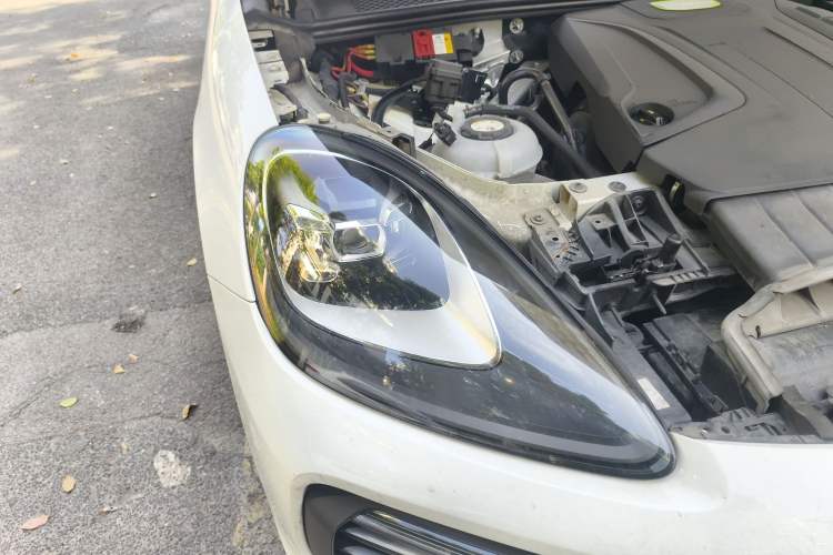 Used Porsche Cayenne E-Hybrid 2019 Cayenne E-Hybrid 2.0T Engine Bay Right