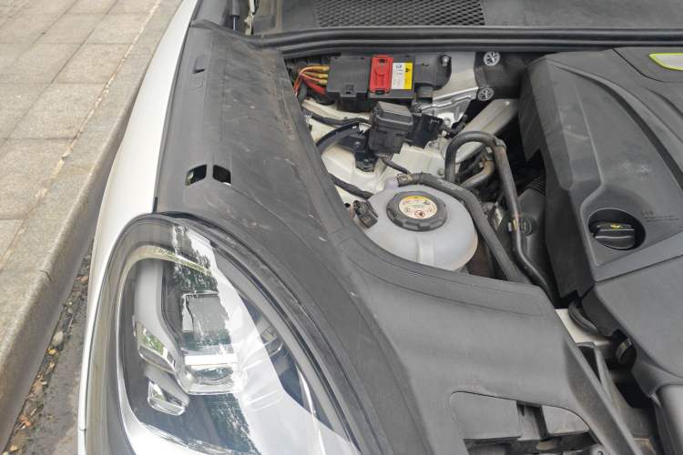Used Porsche Cayenne E-Hybrid 2019 Cayenne E-Hybrid 2.0T Engine Bay Right