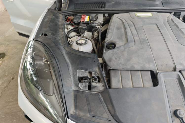 Used Porsche Cayenne E-Hybrid 2019 Cayenne E-Hybrid 2.0T Engine Bay Right