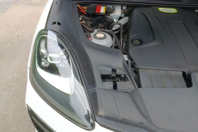Used Porsche Cayenne E-Hybrid 2019 Cayenne E-Hybrid 2.0T Engine Bay Right