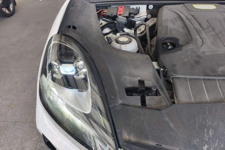 Used Porsche Cayenne E-Hybrid 2019 Cayenne E-Hybrid 2.0T Engine Bay Right