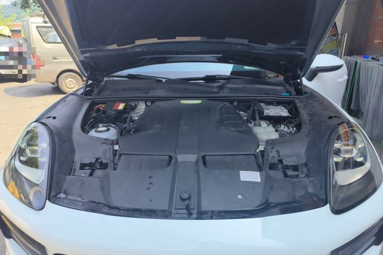 Used Porsche Cayenne E-Hybrid 2019 Cayenne E-Hybrid 2.0T Engine Bay