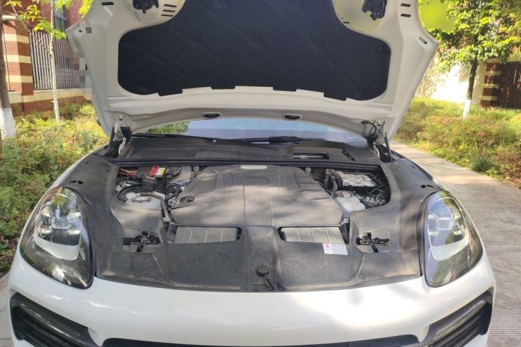 Used Porsche Cayenne E-Hybrid 2019 Cayenne E-Hybrid 2.0T Engine Bay