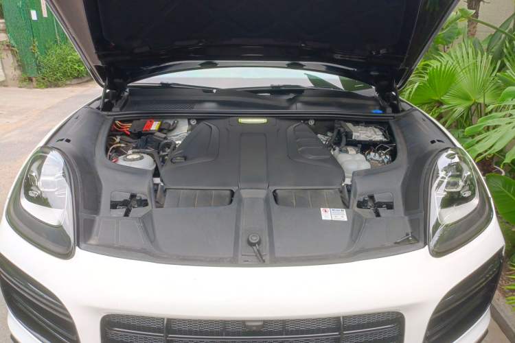 Used Porsche Cayenne E-Hybrid 2019 Cayenne E-Hybrid 2.0T Engine Bay